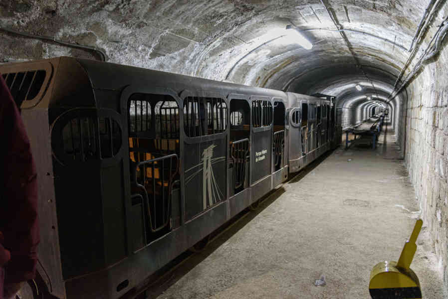 Ciudad Real - Almadén 36 - parque Minero de Almadén - interior de la mina - tren readaptado.jpg